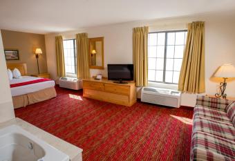 Summerset Hotel and Suites Rapid City West has rooms with a private hot tub