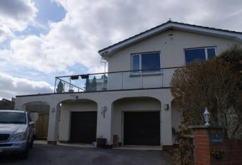 Luxury 3 bedded room with sea peeps and parking allows 18 year olds to book a room