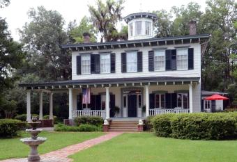 1872 Denham Inn has rooms with a private hot tub