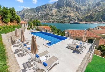 Apartments Don  i   has Balcony rooms