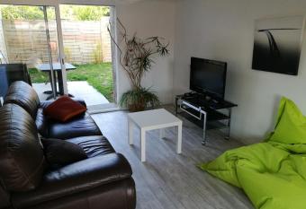 Maison au Calme Climatis  e avec spa de mai    mi-novembre allows 18 year olds to book a room