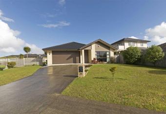 NorthWest Cozy House has rooms with a private hot tub