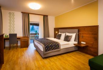 Gasthof Zum Forsthaus has Balcony rooms