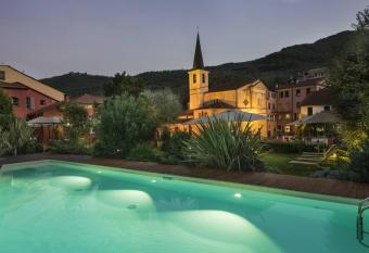 Relais Del Maro allows 18 year olds to book a room