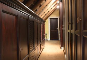 Ridgemor Villa has Balcony rooms