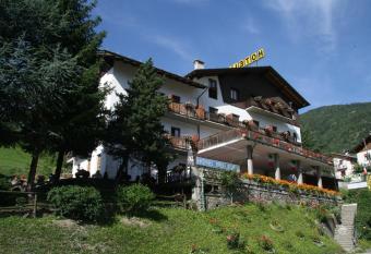 Hotel Bellevue has Balcony rooms