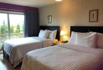 Holiday House Motel allows 18 year olds to book a room