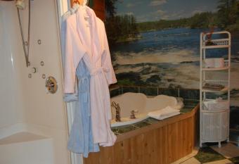 Auberge du Sault-  -la-Puce has rooms with a private hot tub