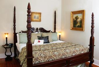 Cedar House Inn has Balcony rooms