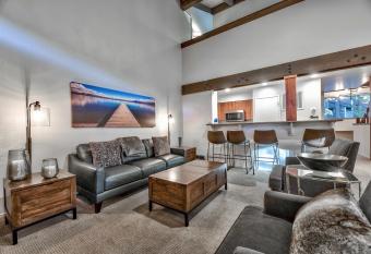 437 Pine Grove has Balcony rooms