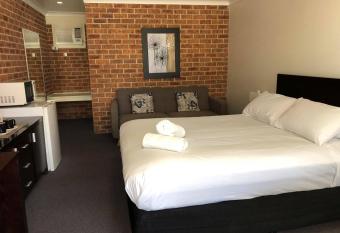 Lake Macquarie Motor Inn allows 18 year olds to book a room