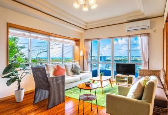 Villa Uruma has rooms with a private hot tub