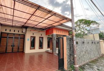 Homestay Sawitsari Dekat Pakuwon Mall dan UGM by Simply Homy has Balcony rooms