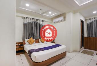 SPOT ON 17252 Hotel Everest allows 18 year olds to book a room