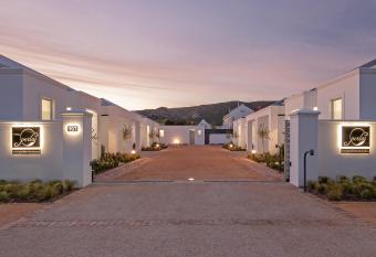 Perla has Balcony rooms