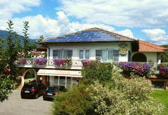 Agritur Casamela has Balcony rooms