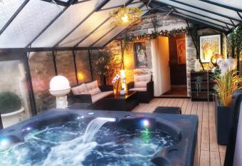 Nuances d Alc  ves allows 18 year olds to book a room