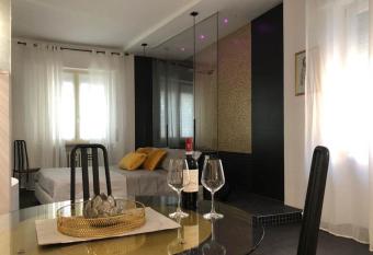 Romantic Apartment Verona has rooms with a private hot tub