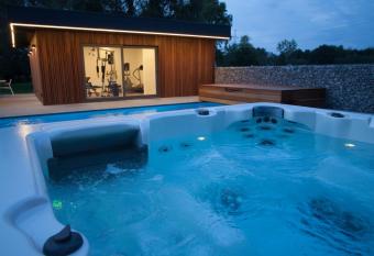 akemi b&b allows 18 year olds to book a room