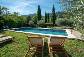 Le Champ des Oliviers has Balcony rooms