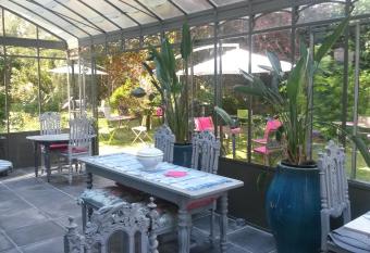 Maison d H  tes La Gu  randi  re allows 18 year olds to book a room