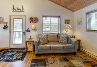 A Run Away With Me has rooms with a private hot tub