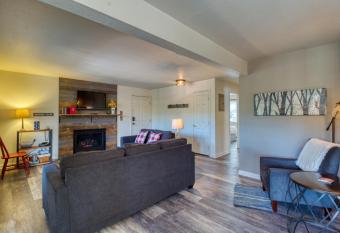 Quiet in the Pines has Balcony rooms