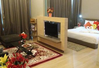 Apex Cozy Suites at Swiss Garden Residence Kuala Lumpur has rooms with a private hot tub