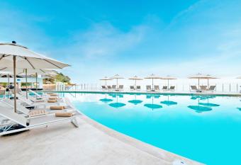 Grand Park Royal Puerto Vallarta - All Inclusive allows 18 year olds to book a room