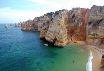 Center Beach Apartment allows 18 year olds to book a room