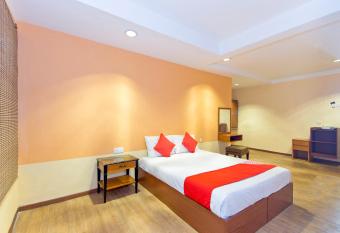 Straits Settlement Inn allows 18 year olds to book a room