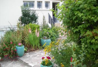 Chambre d H  tes - DOUCE NUI-THE allows 18 year olds to book a room