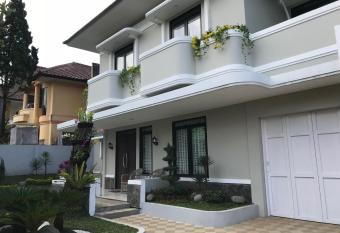 Kensington Villa has Balcony rooms