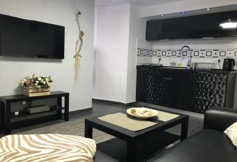 Cozy modern apartment near the sea in city center allows 18 year olds to book a room