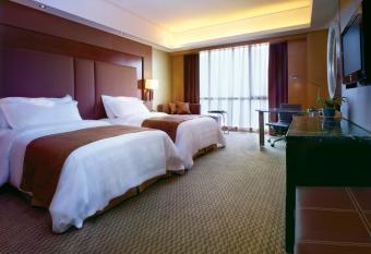 Glenview ITC Plaza Chongqing has rooms with a private hot tub