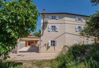 Mediterranes Ferienhaus m. Terrasse allows 18 year olds to book a room