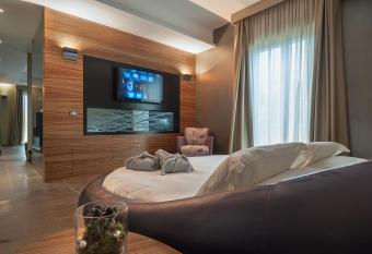 Le Dune Suite Hotel has rooms with a private hot tub