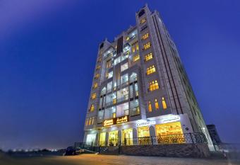 A Sinamar Hotel Apartment has rooms with a private hot tub