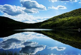 DESIGNERS LAKE-FRONT RUSTIC CABIN in the Catskills has Balcony rooms