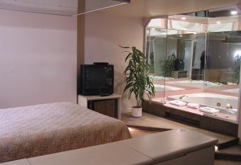 Motel Lac St-Louis has rooms with a private hot tub