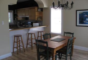 Highlands Four Season Resort has rooms with a private hot tub