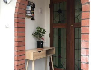 Cozy Spacious Villa 100m to Mission Bay beach has rooms with a private hot tub