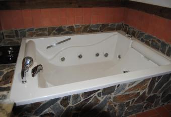 Hotel Rural El Rocal has rooms with a private hot tub