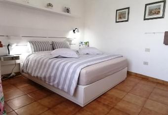 Los Geranios n.25 allows 18 year olds to book a room
