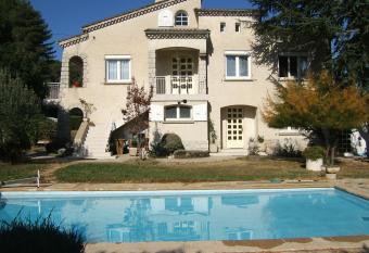 Domaine de Lazuel allows 18 year olds to book a room