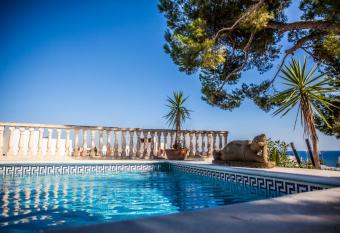 Buenavista & Suites allows 18 year olds to book a room