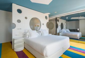 Room Mate Pau has rooms with a private hot tub