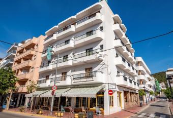 Hostal y Apartamentos Santa Eulalia allows 18 year olds to book a room