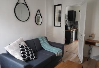 Un Parfum D embruns Hypercentre Honfleur allows 18 year olds to book a room