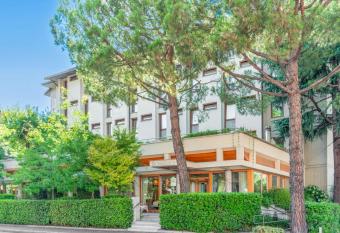 Albergo Sorriso has Balcony rooms